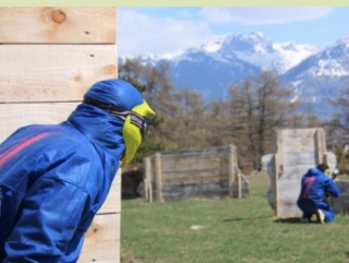  与朋友一起有趣的郊游 